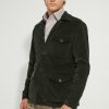 Veste Faubourg Scavini en velours côtelé vert portée fermée.