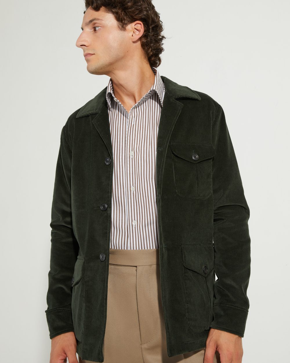Veste Faubourg Scavini en velours vert portée ouverte, style saharienne.