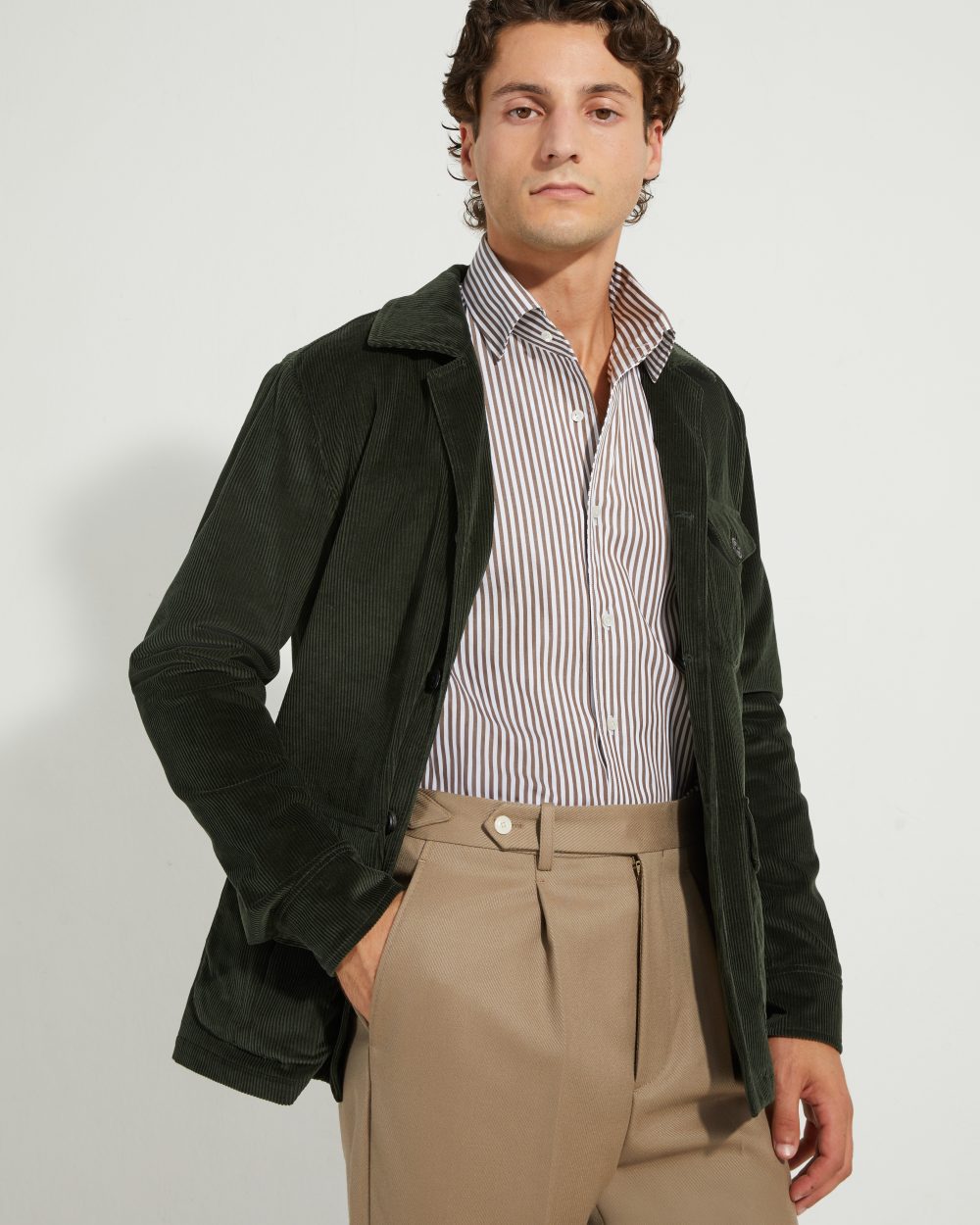 Vue de trois-quarts de la veste Faubourg Scavini en velours côtelé vert.