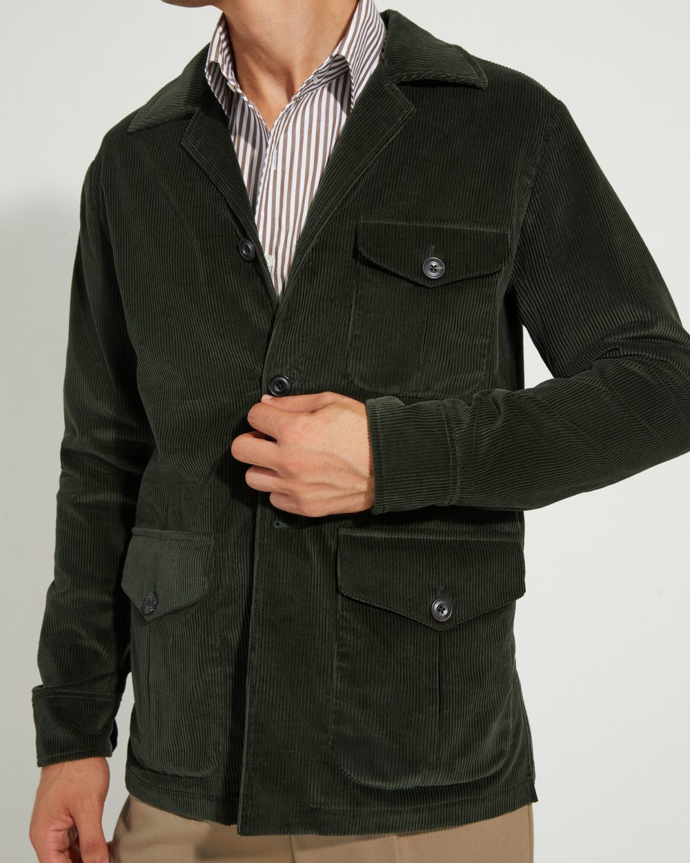 Vue de face de la veste Faubourg Scavini en velours côtelé vert, style saharienne.