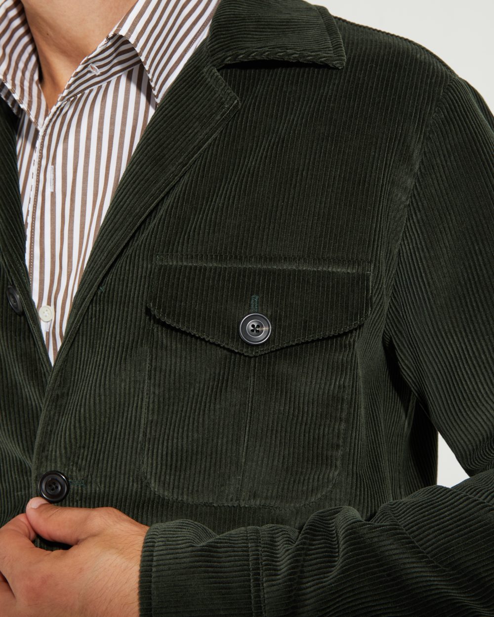 Vue rapprochée de la veste Faubourg Scavini en velours vert, portée avec une chemise.