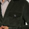 Vue rapprochée de la veste Faubourg Scavini en velours vert, portée avec une chemise.