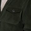 Détail de la poche poitrine à rabat de la veste Faubourg Scavini en velours vert, bouton en corne.