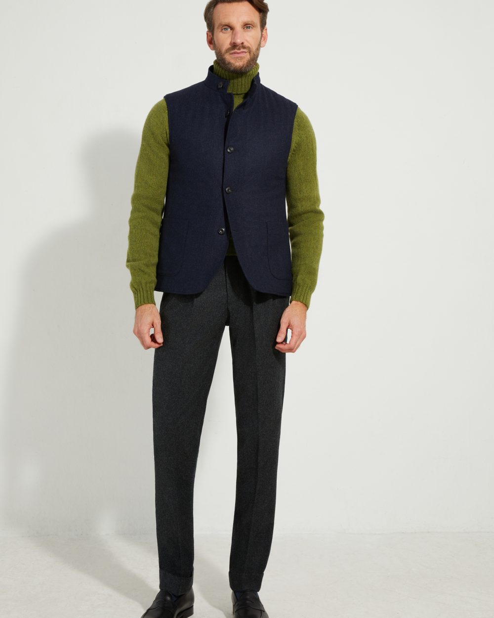 Look complet Scavini : gilet Maubourg en flanelle bleu marine, pantalon en flanelle anthracite et mocassins noirs Septième Largeur Nicodème.