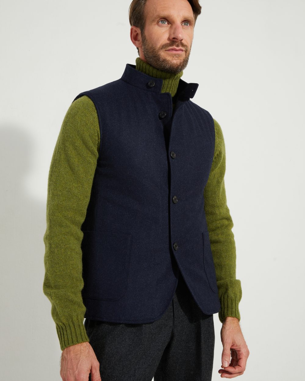 Vue rapprochée du haut du gilet Maubourg Scavini en flanelle bleu marine matelassée.