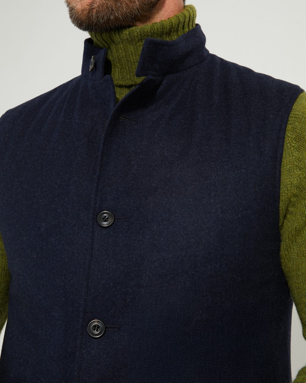 Détail du col montant du gilet Maubourg Scavini en flanelle bleu marine matelassée.