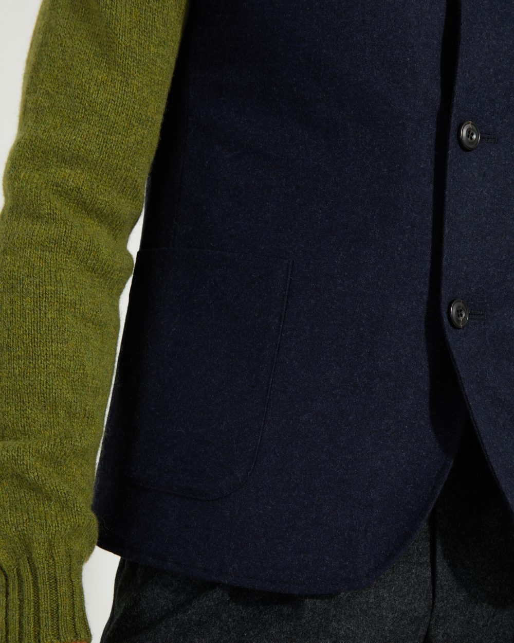 Détail de la poche du gilet Maubourg Scavini en flanelle bleu marine matelassée.