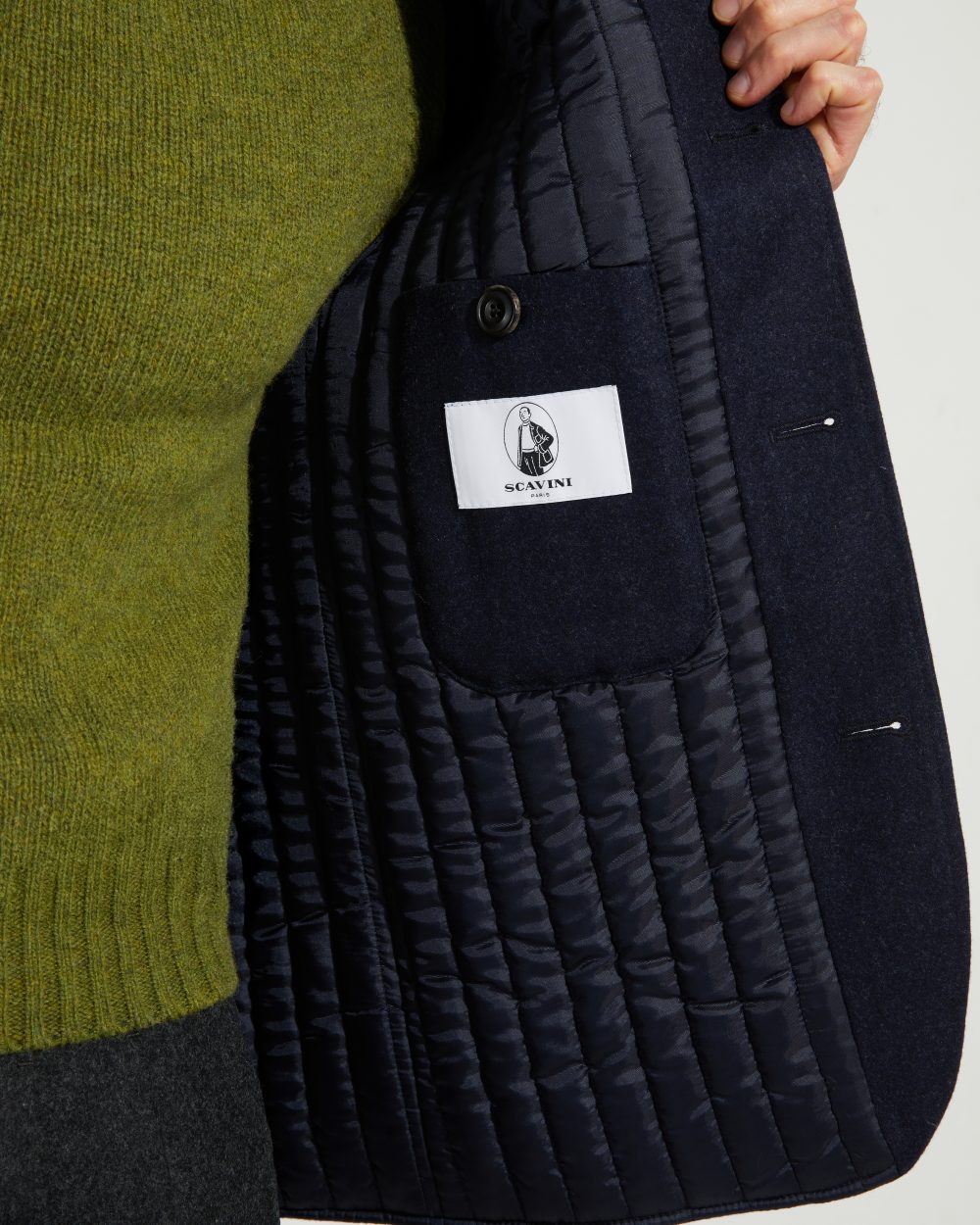Détail intérieur du gilet Maubourg Scavini en flanelle bleu marine, montrant le matelassage soigné.