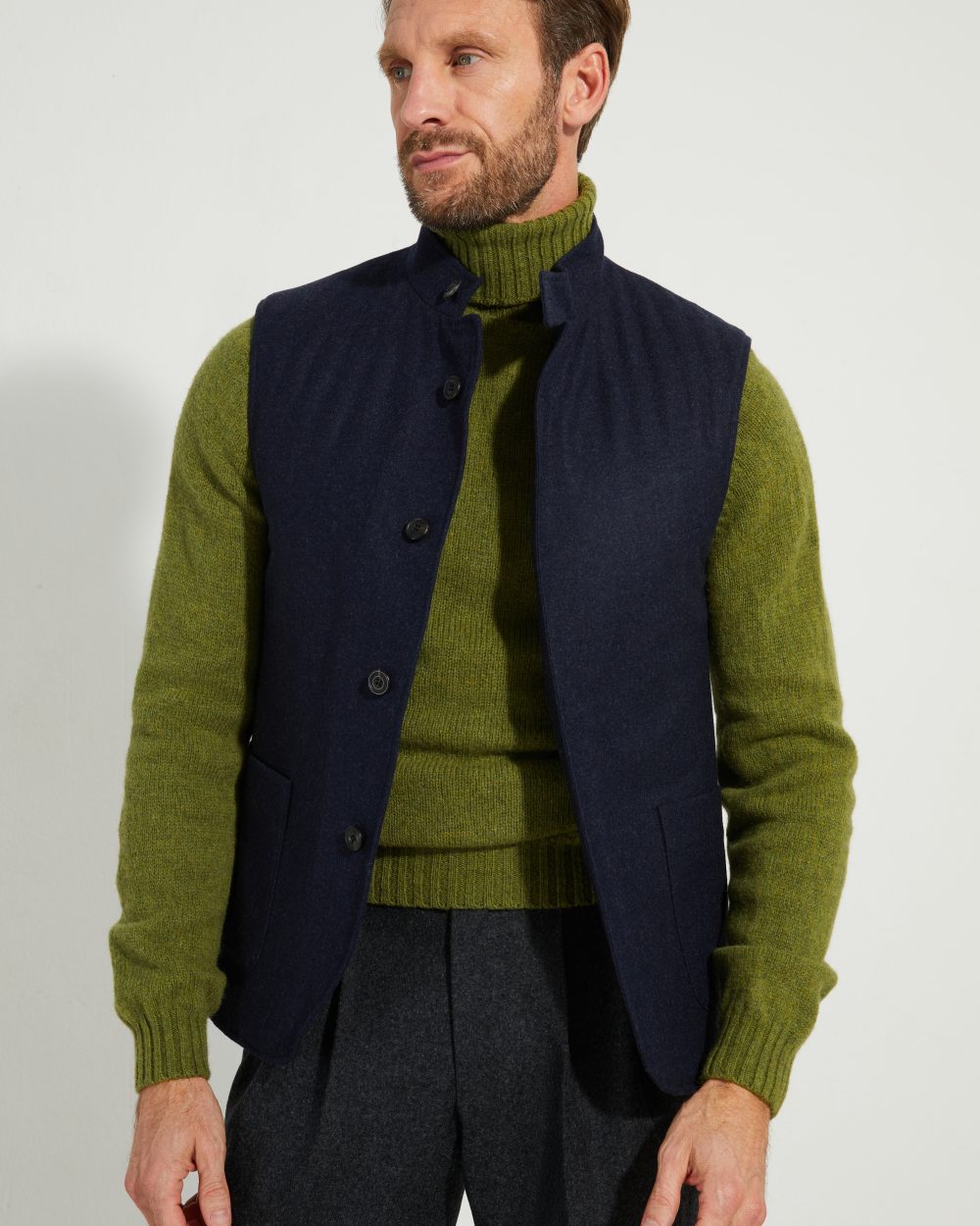 Vue de trois-quarts du gilet Maubourg Scavini en flanelle bleu marine matelassée, porté ouvert.