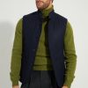 Vue de trois-quarts du gilet Maubourg Scavini en flanelle bleu marine matelassée, porté ouvert.