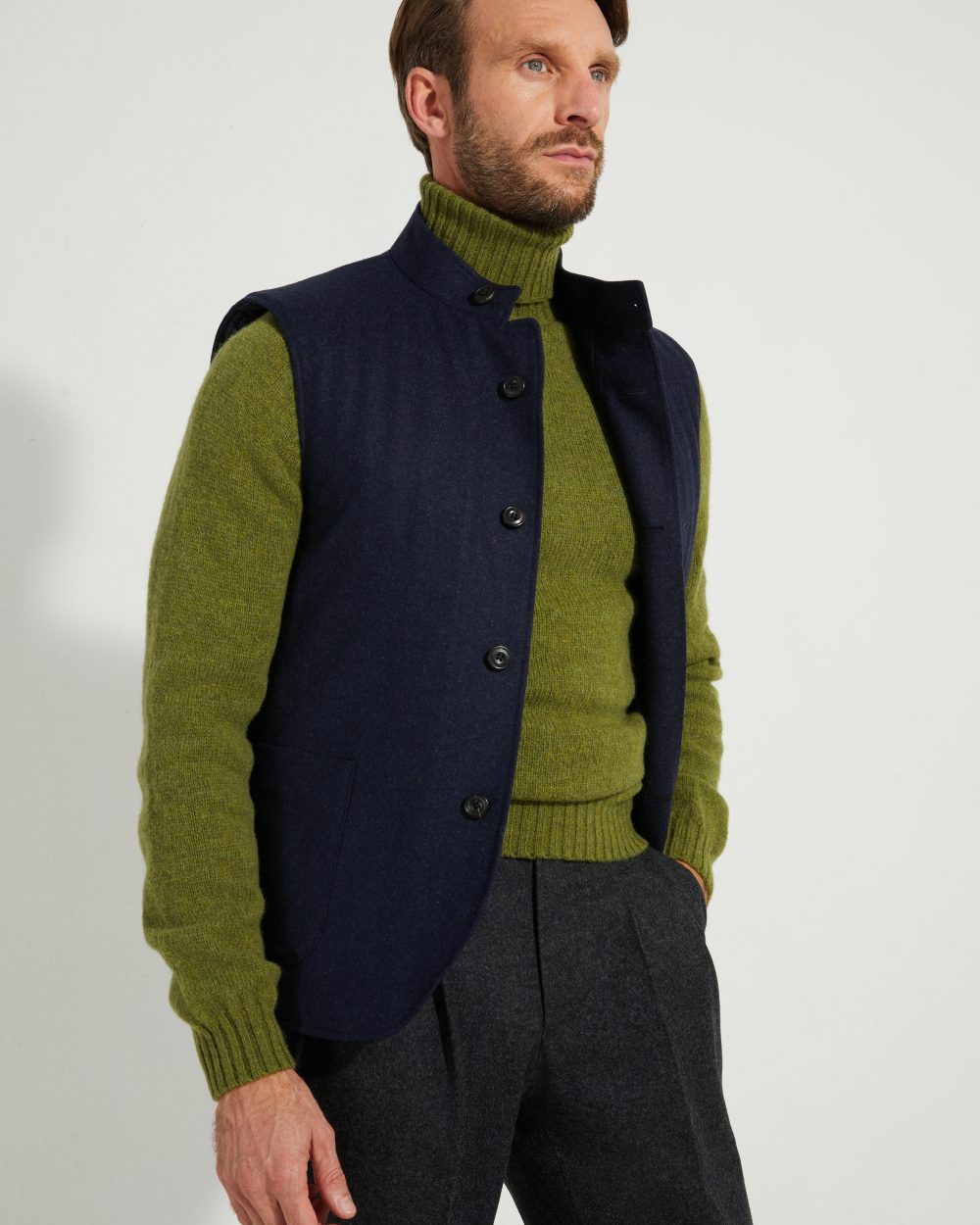 Gilet Maubourg Scavini en flanelle bleu marine matelassée, porté ouvert.