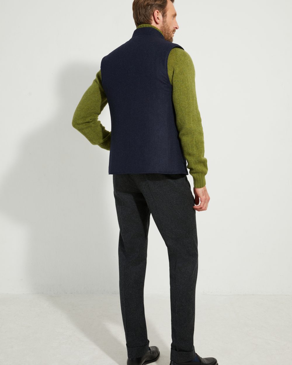 Vue de dos du gilet Maubourg Scavini en flanelle bleu marine matelassée, associé à un pantalon en flanelle anthracite à une pince.