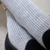 Mi-Bas par Mes Chaussettes Rouges
/ Pied-de poule lin bleu ciel & blanc cassé